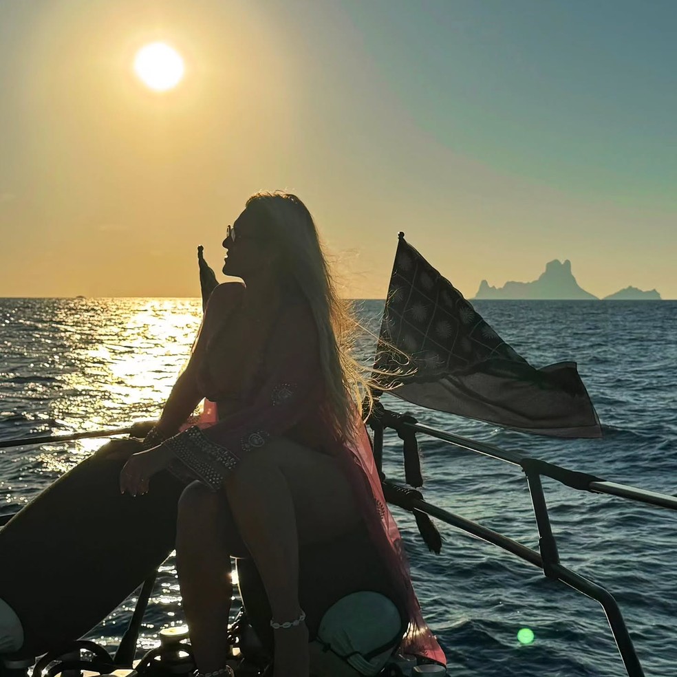 Lívia Andrade contempla pôr do sol em Ibiza e deixa fãs de queixo caído — Foto: Reprodução/Instagram