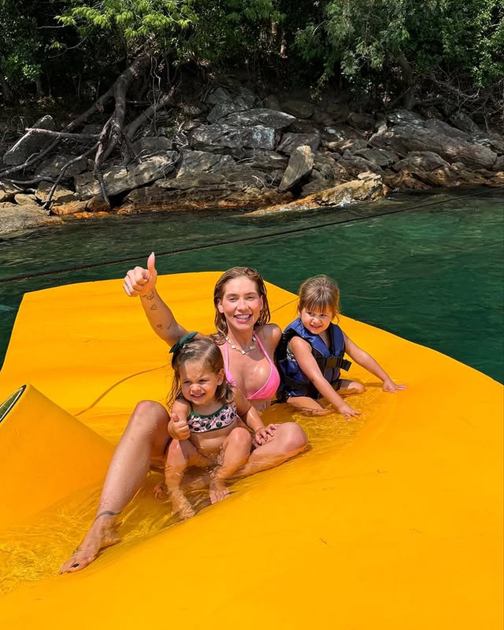 Virginia mostra passeio de lancha em família: 'Segundou com meus amores' — Foto: Reprodução/Instagram