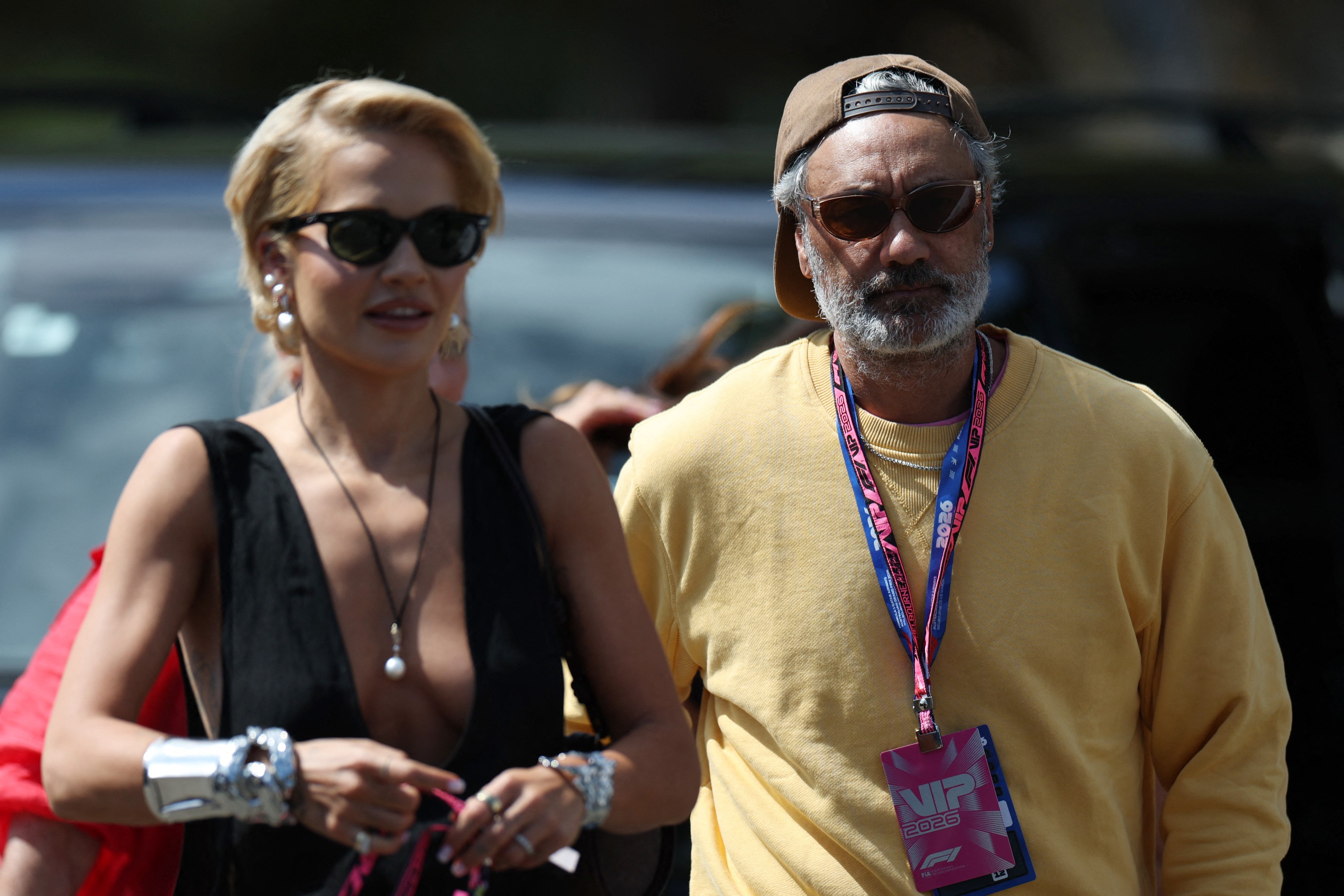 Rita Ora aposta em decotão para curtir estreia da temporada 2026 da Fórmula 1