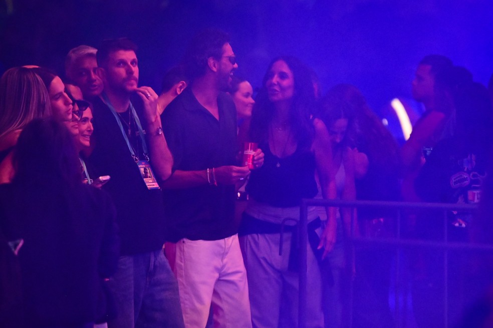 Ivete flagrada aos beijos em show — Foto: AgNews