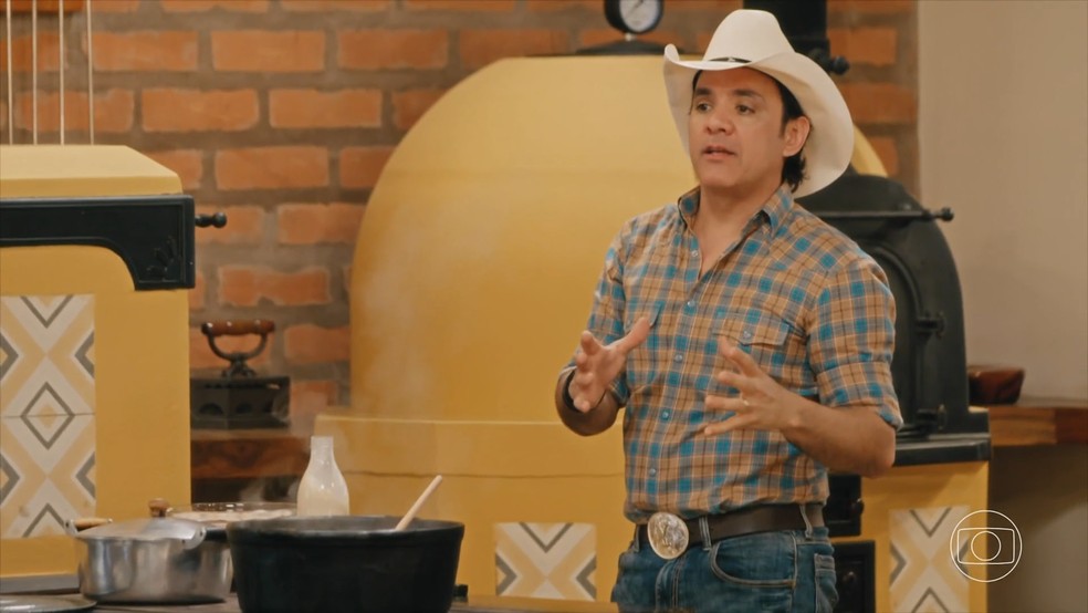 Santiago cozinha e conta que seu nome artístico veio da lista telefônica — Foto: Globo