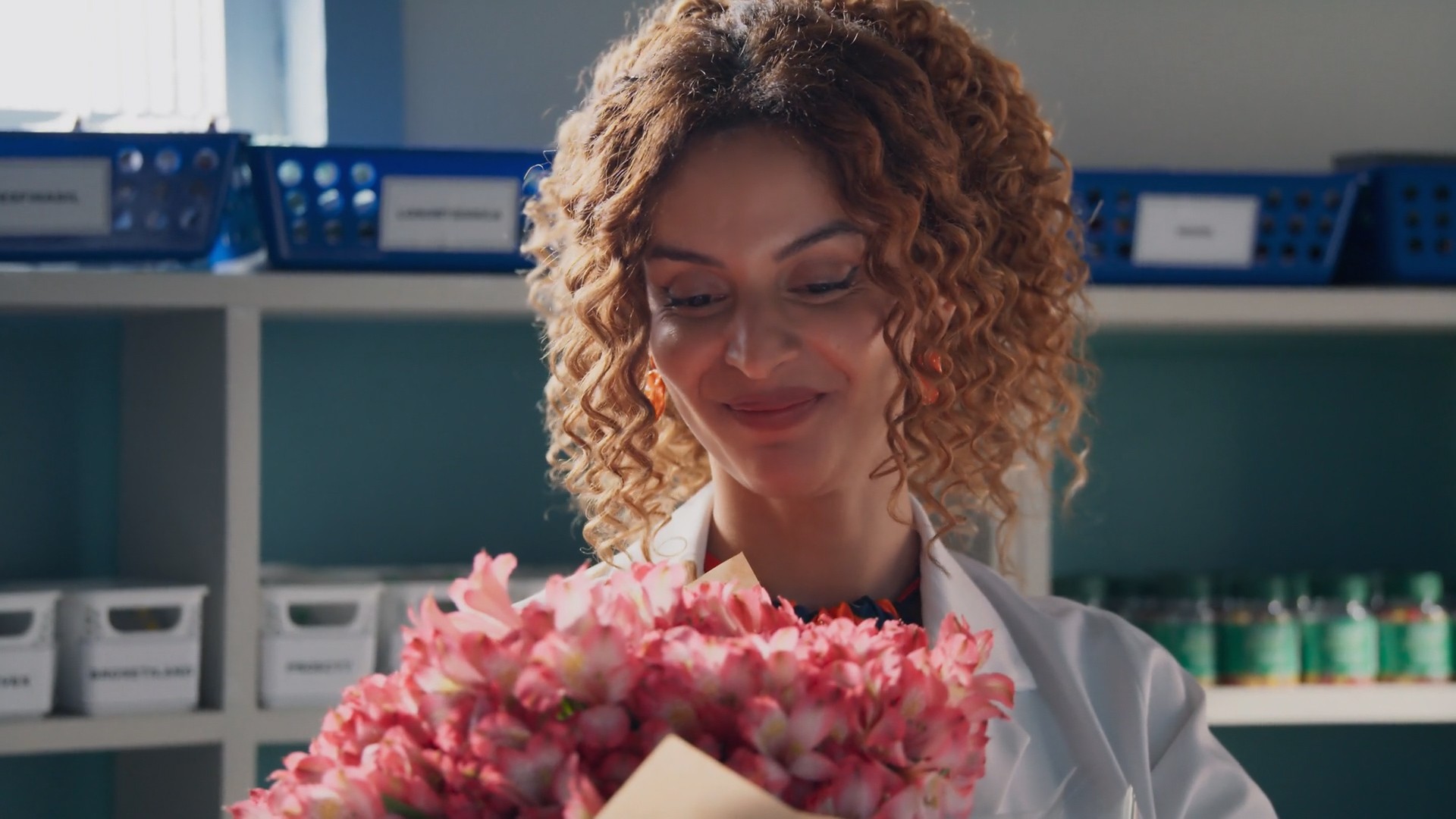 Três Graças: Leonardo faz surpresa para Viviane