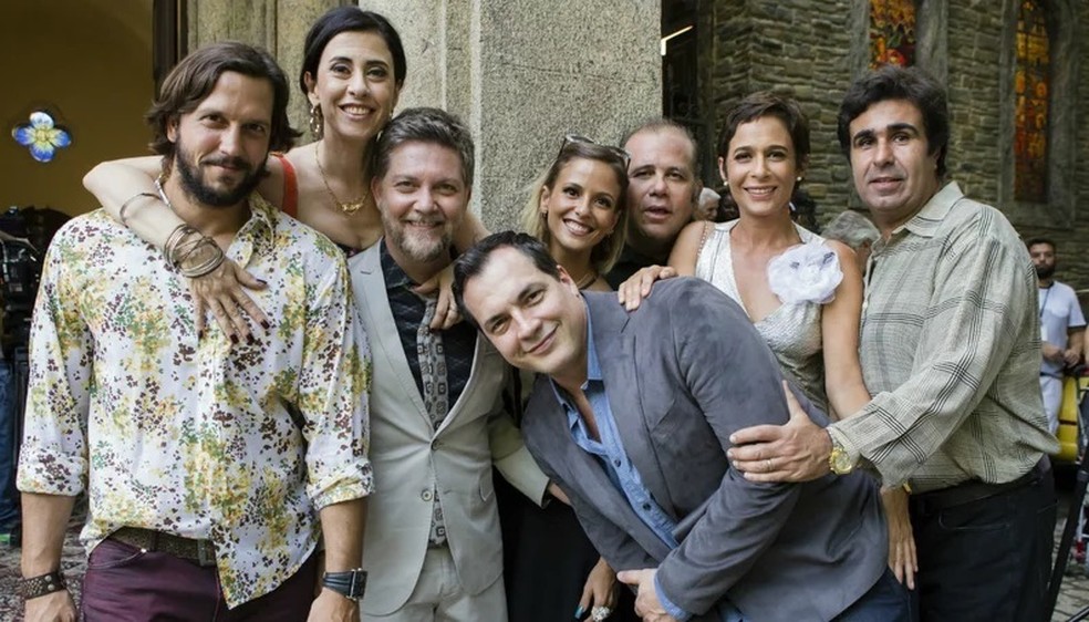 Elenco, diretor e autor de 'Tapas & Beijos'(Foto: Reprodução - Globo) 