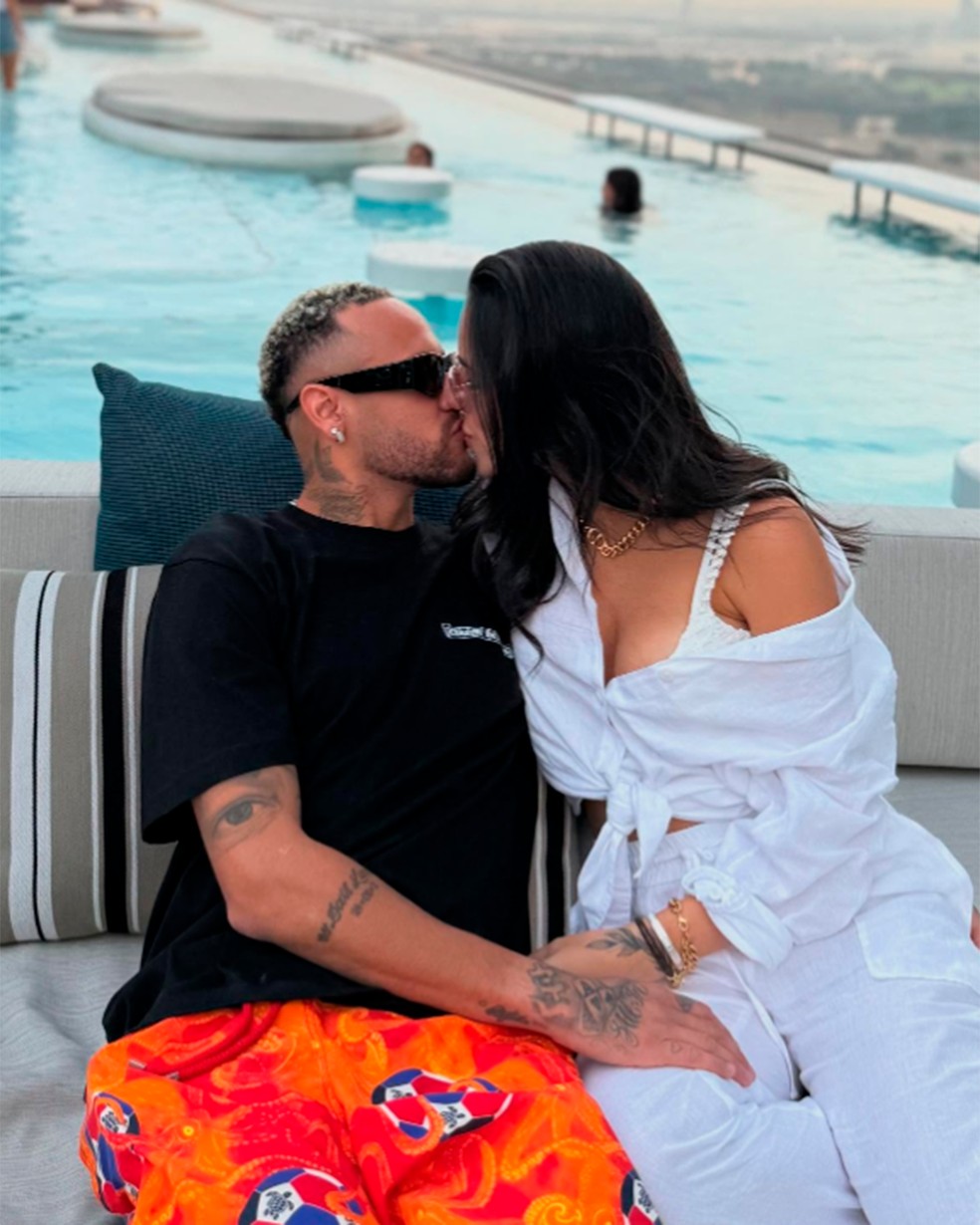 Neymar beija Bruna Biancardi em Dubai — Foto: Reprodução