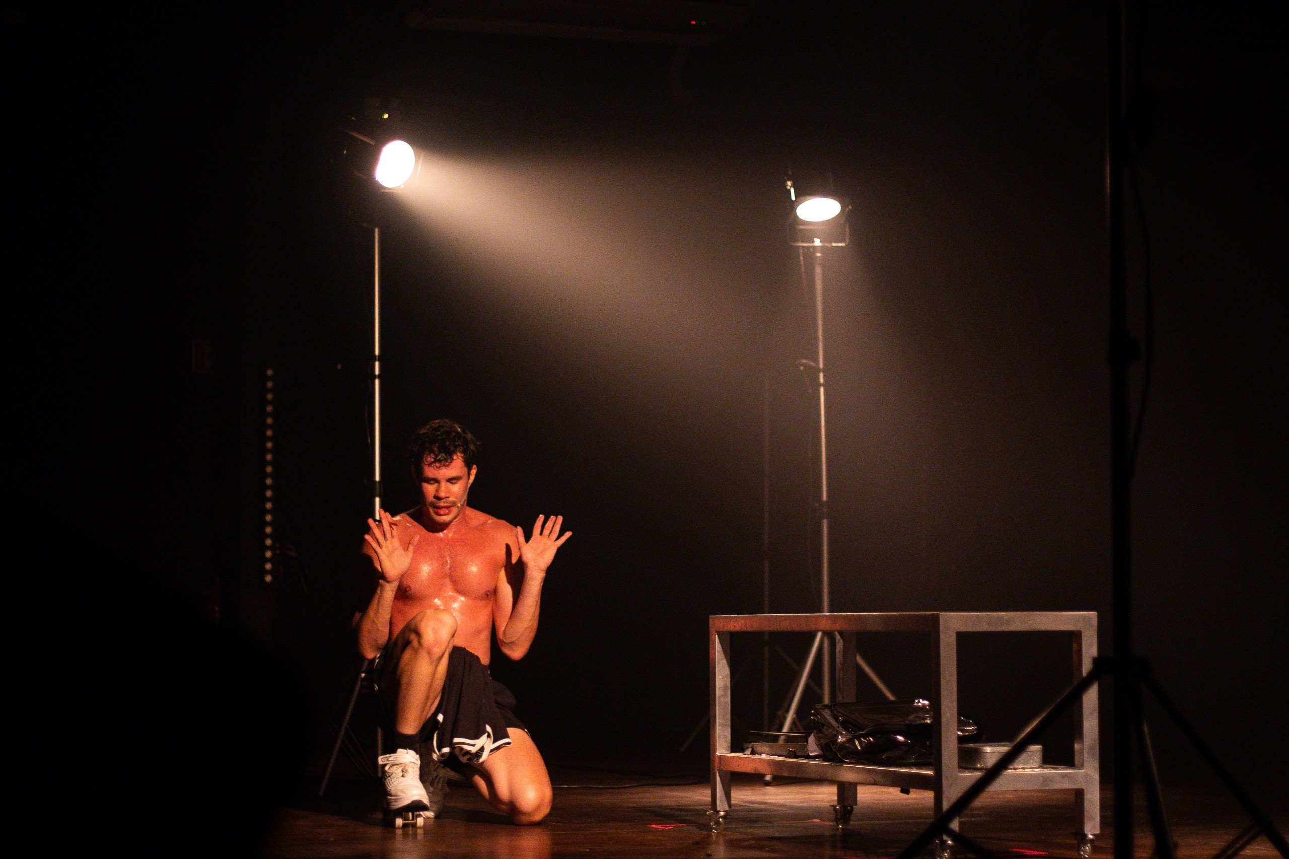 Vinicius Teixeira, de 'Três Graças", vai apresentar o monólogo "Selva: Solidão" no Rio