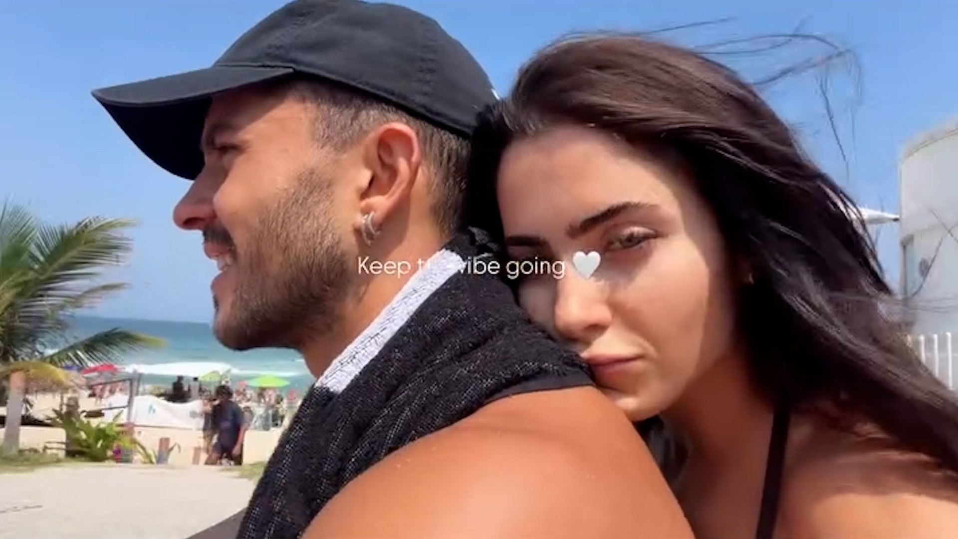 André Lamoglia e Jade Picon andando de bicicleta pela orla do Rio de Janeiro