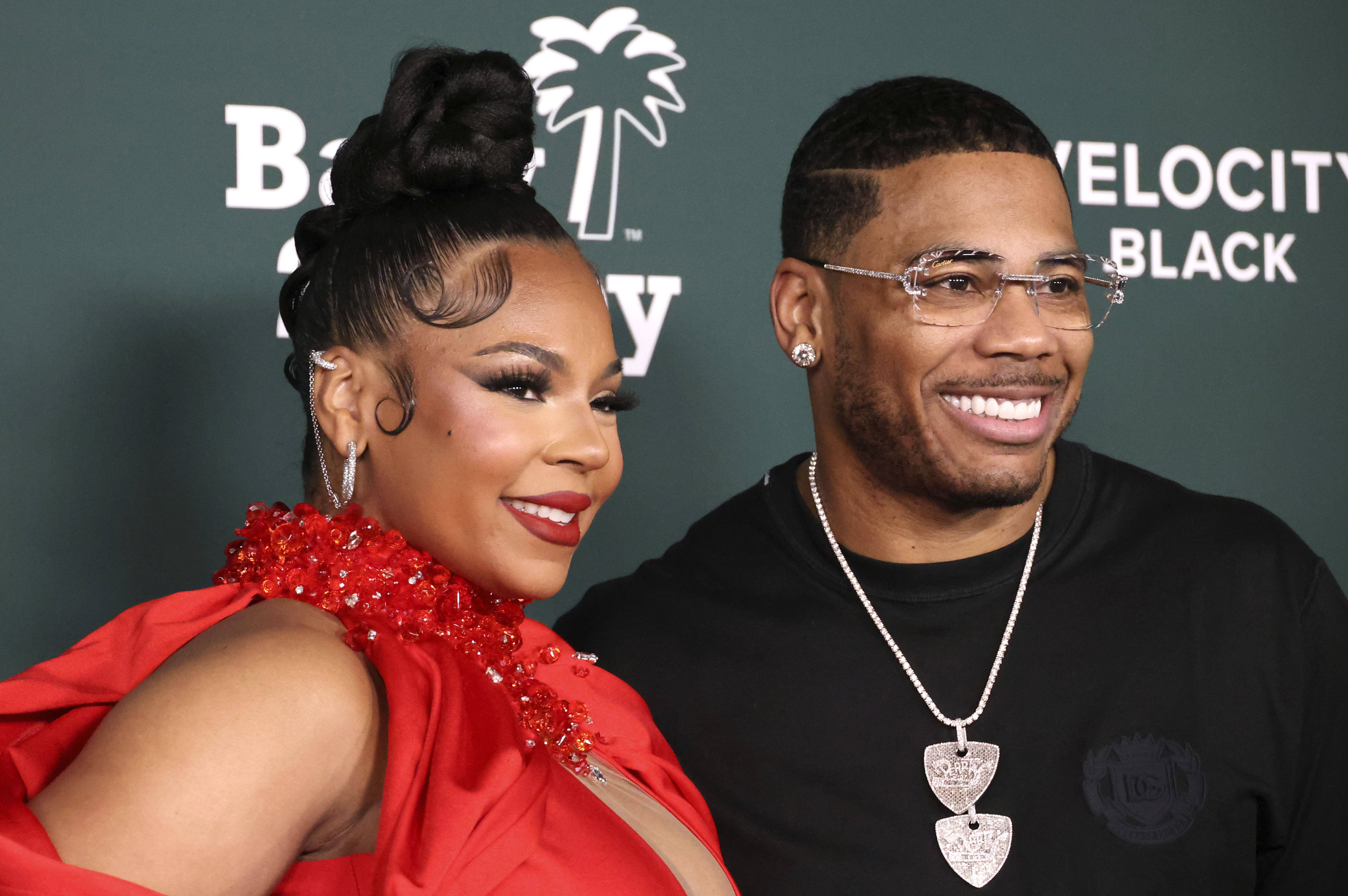 Foto de Nelly e Ashanti juntos no palco