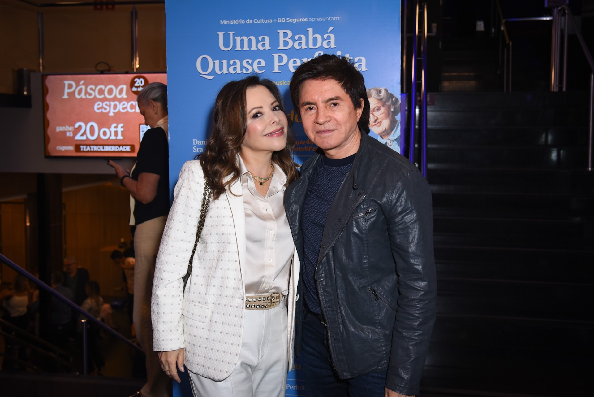 Xororó e Noely fazem rara aparição em teatro de São Paulo