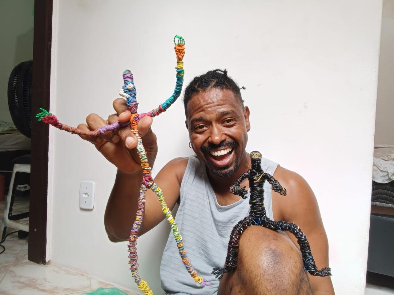 Mulher de Leandro comenta reação a Paredão e explica criação do marido que rendeu prêmio e apelido de Boneco