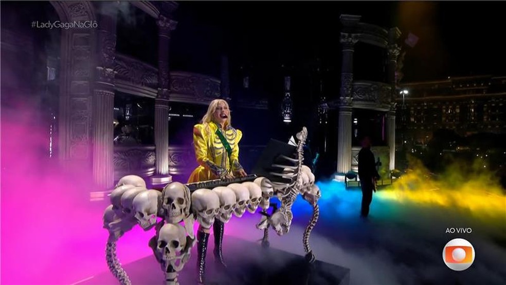 Lady Gaga de vestido amarelo — Foto: Globo