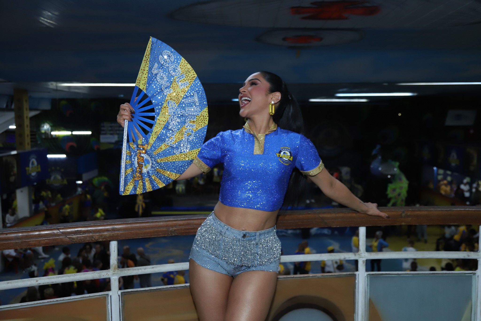 Mileide Mihaile aposta em look com 10 mil cristais para volta à Unidos da Tijuca após recuperação do filho, Yhudy