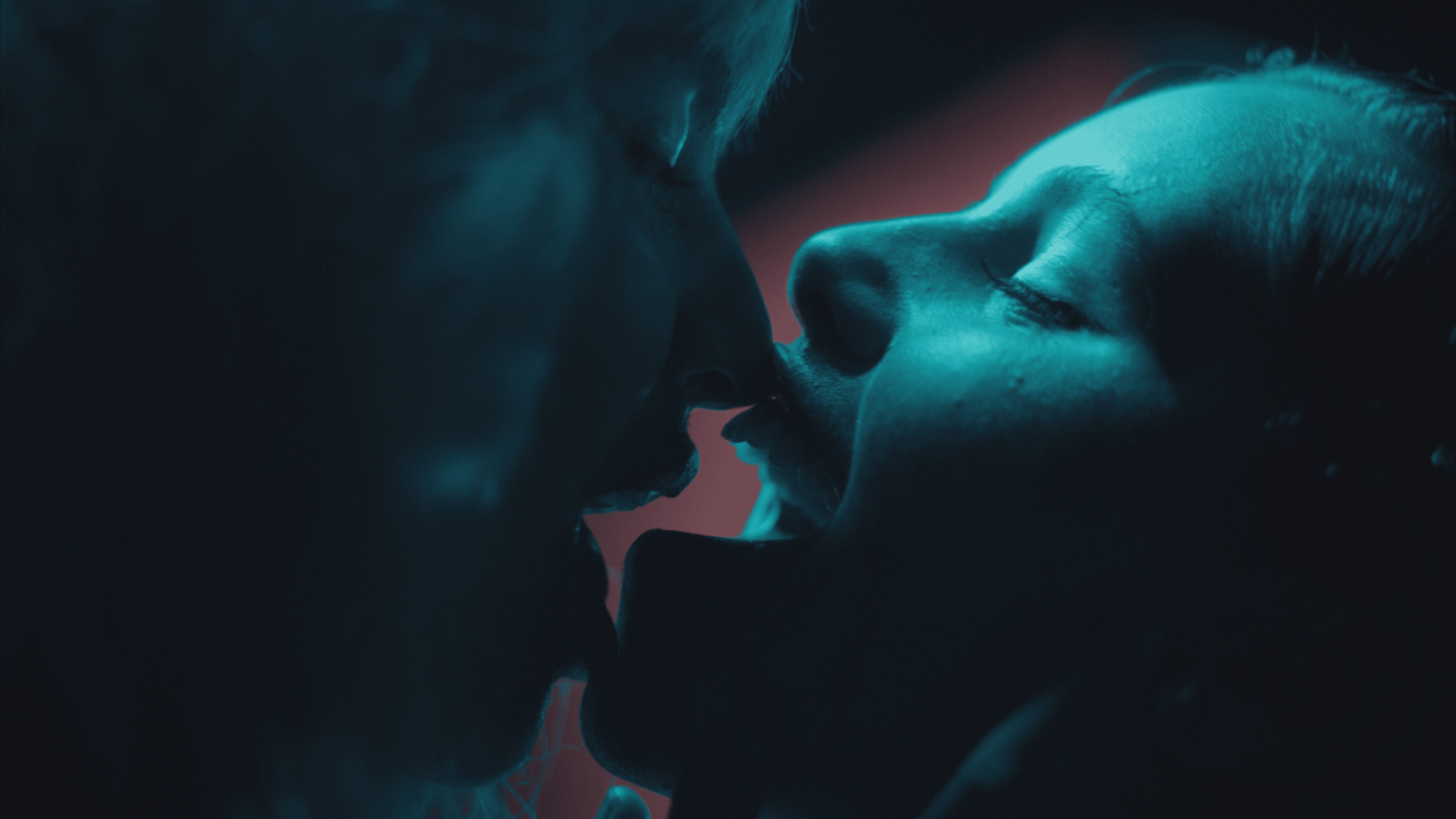 Público torce por casal inesperado nos episódios finais de Vermelho Sangue: 'Tô shipando Flora com a vampira'