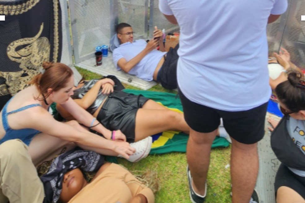 ローマの休日☆プレステージ☆サルート☆新品☆ブラ☆タンガ☆ソング☆M☆02☆PU Fãs de Justin Timberlake dormem próximo ao palco à espera do