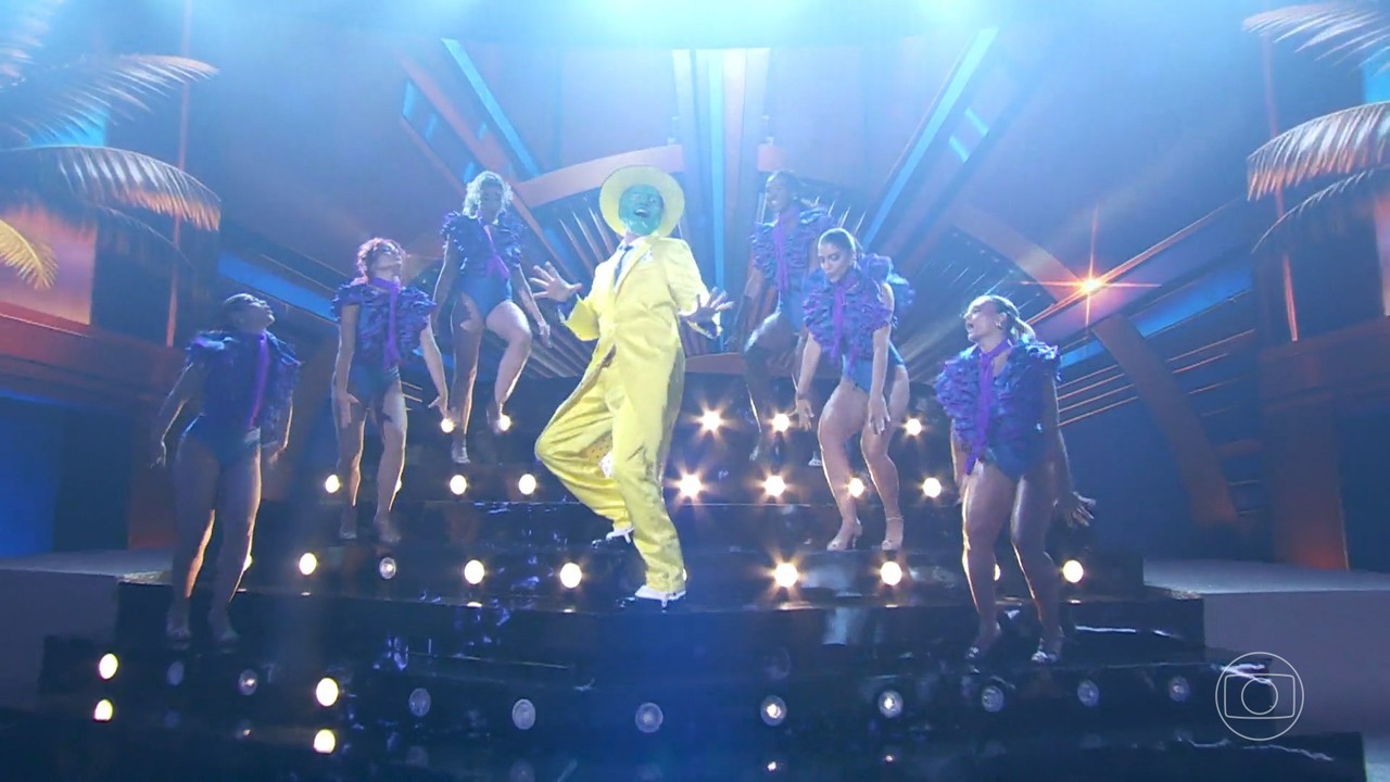 Otaviano Costa se emociona ao mostrar cicatriz de cirurgia cardíaca e recebe homenagem de Luciano Huck