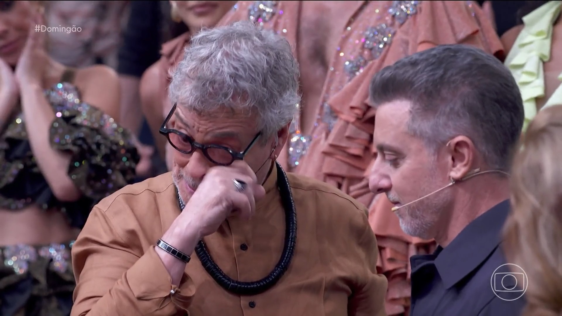 Carlinhos de Jesus chora ao ficar de pé e comemora com dancinha no Domingão