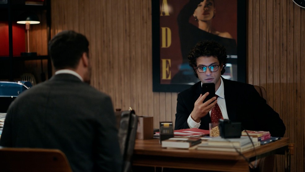 Pedro recebe telegrama misterioso — Foto: Globo