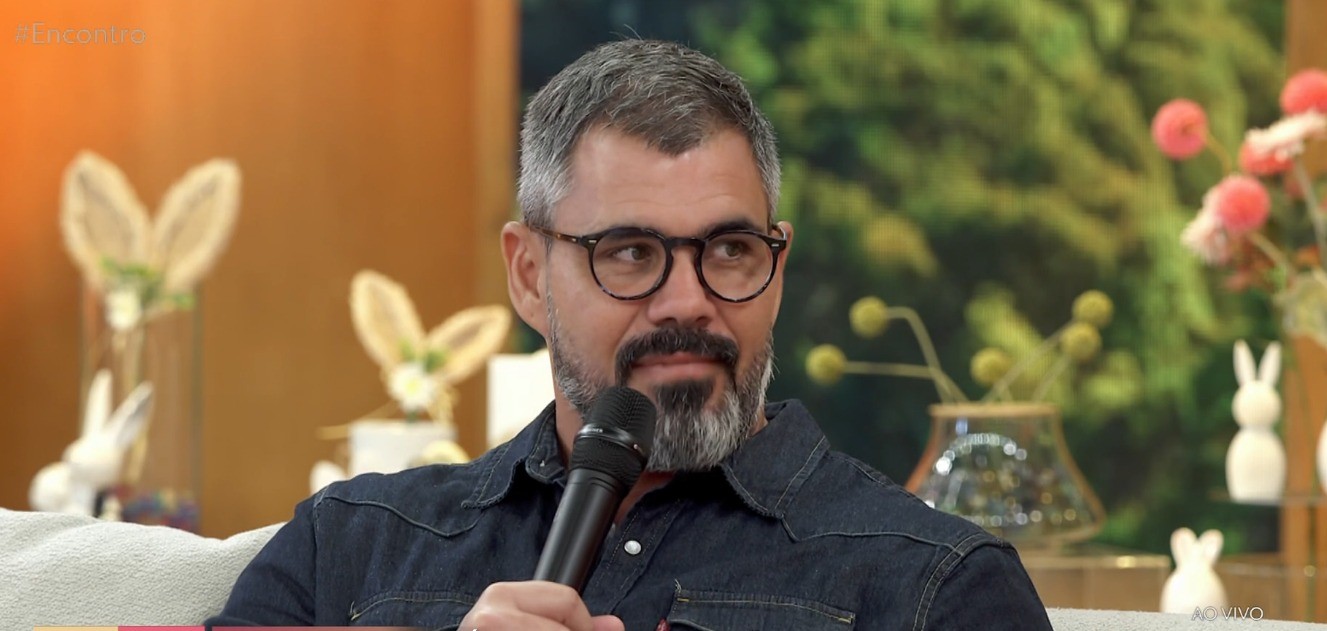 Juliano Cazarré relembra correria em gravação de Avenida Brasil para acompanhar parto do filho: 'Cheguei depois'