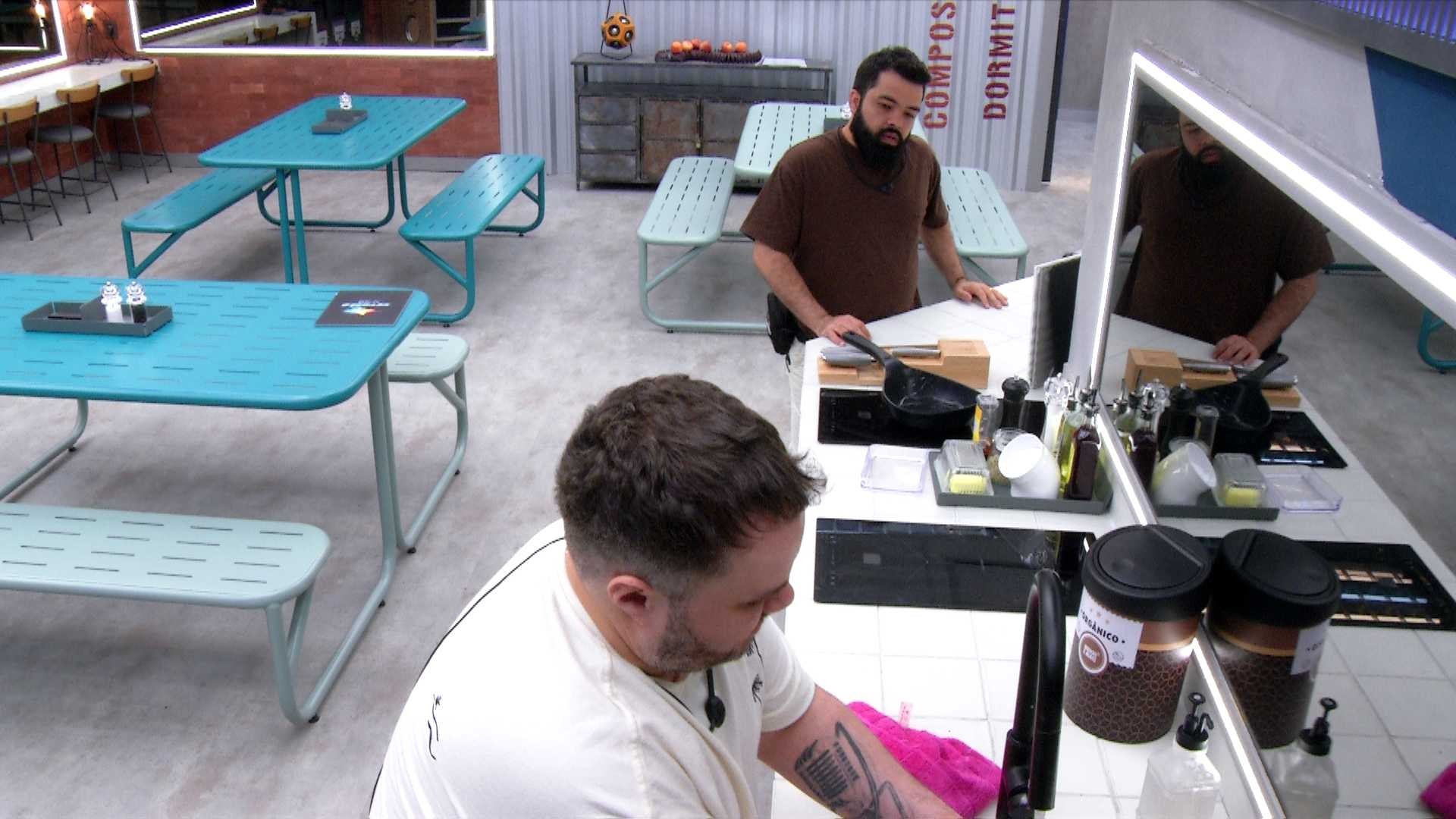 Daniel Sobral mostra preocupação com pronúncia de música: 'Errando bastante'