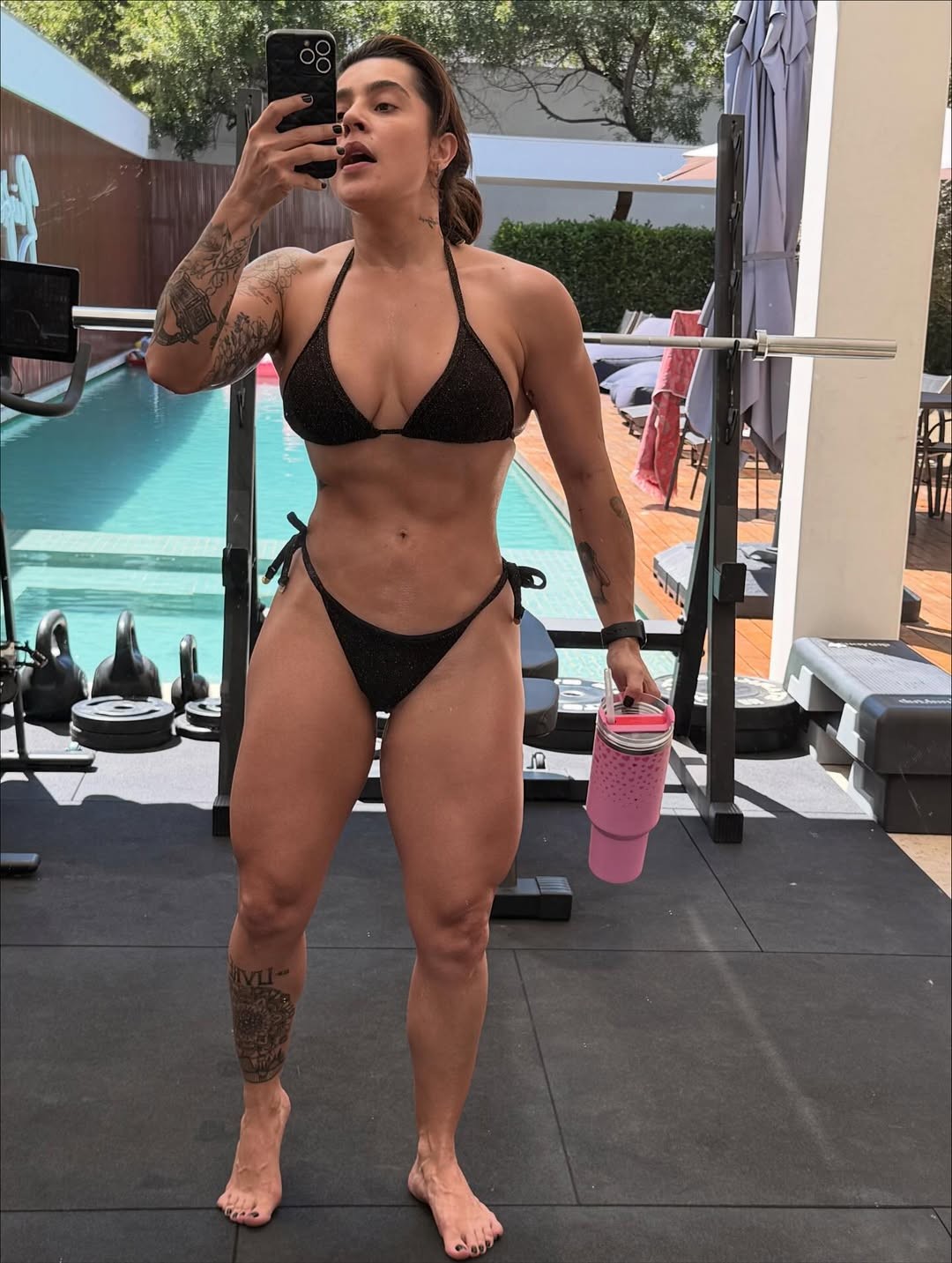 Lauana Prado exibe supercoxas em compilado de treino e agenda intensa