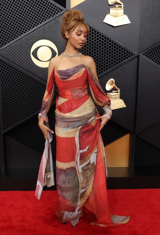 Grammy Awards 2026: veja os looks dos famosos no tapete vermelho