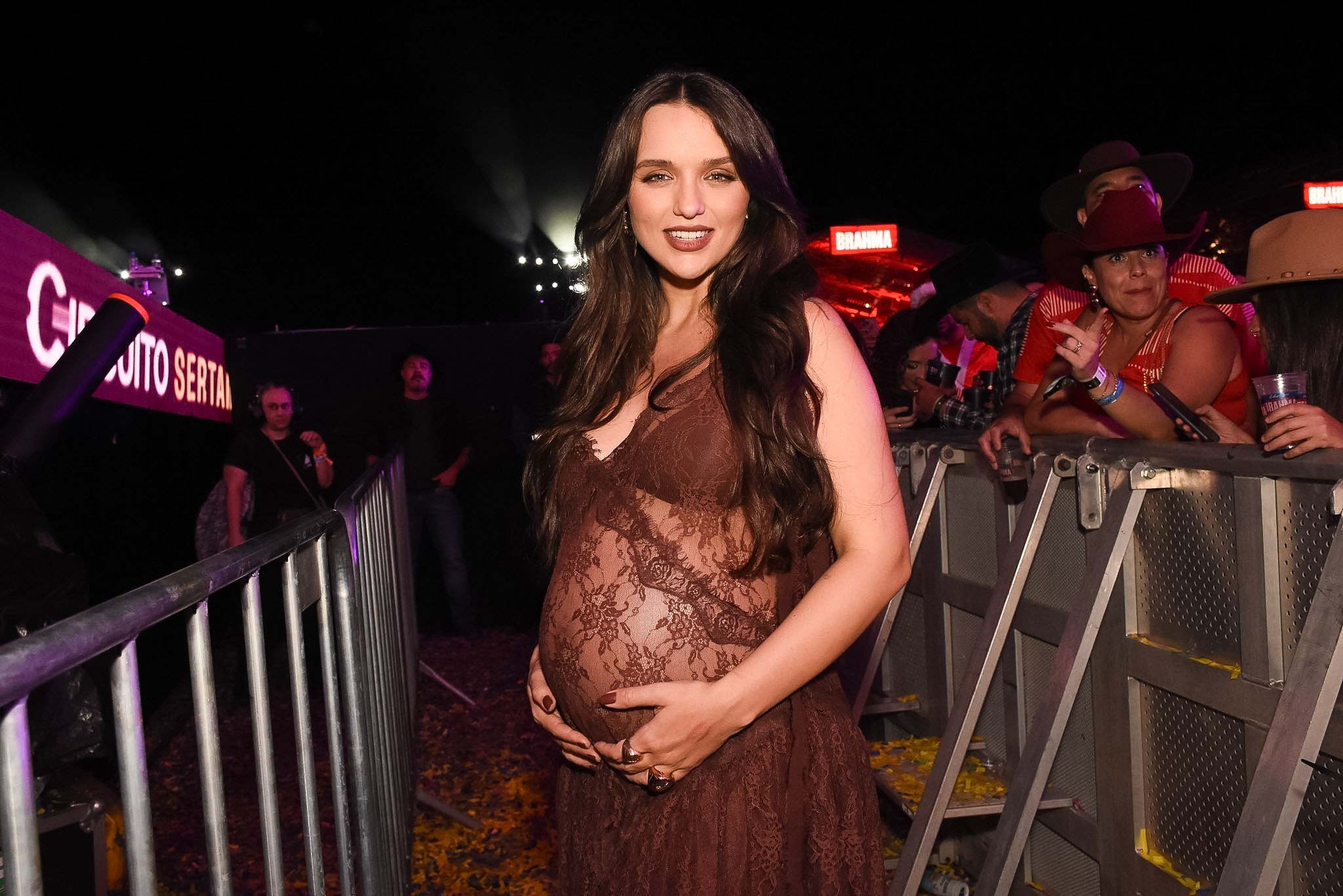 Rafa Kalimann deixa barrigão de grávida à mostra no Caldas Country 2025