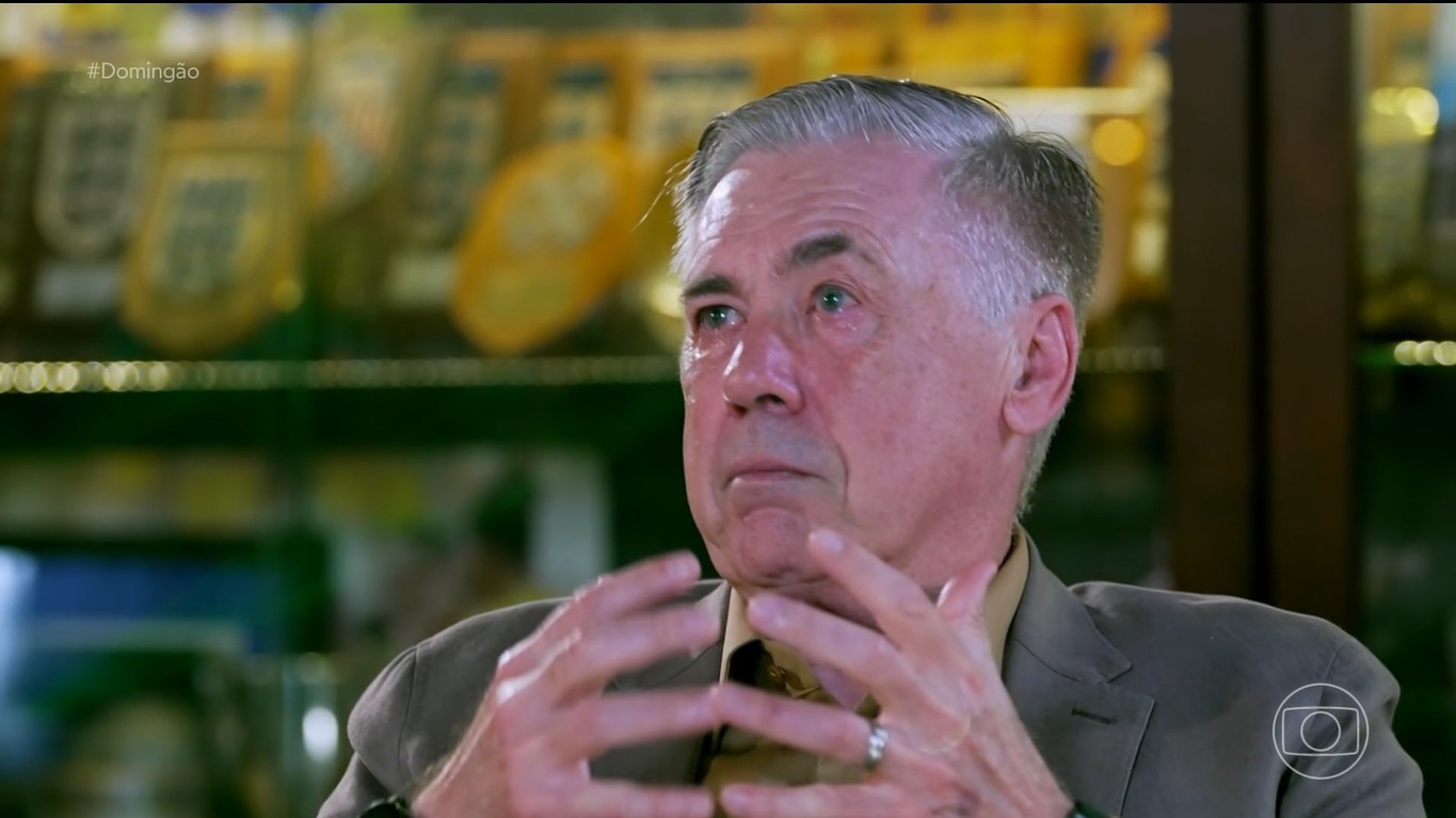 Ancelotti, técnico da Seleção Brasileira, se emociona com homenagem no Domingão com Huck