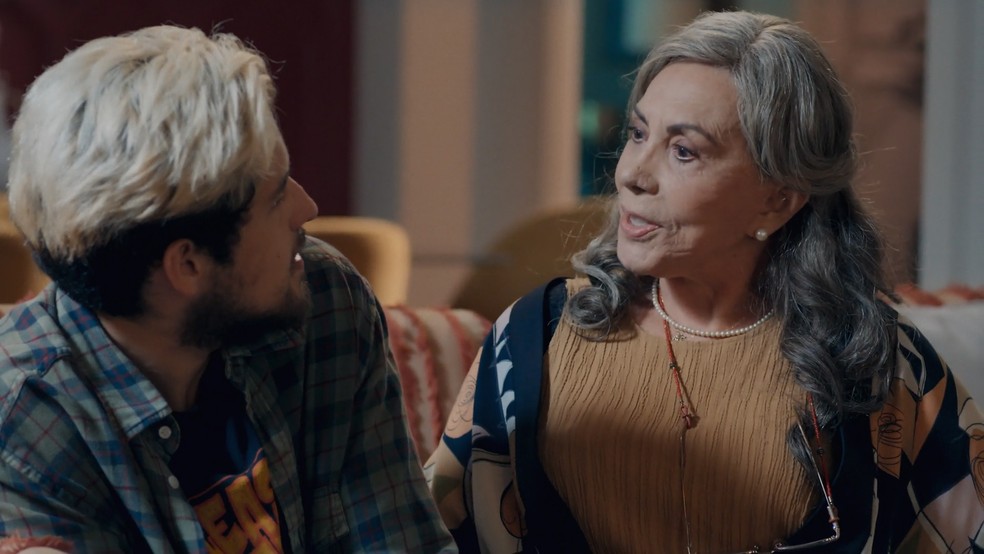Josefa questiona a Raul quem é o pai do filho de Joélly — Foto: Reprodução/TV Globo