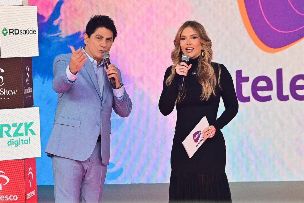 Virginia e Cesar Filho no palco do Teleton — Foto: Leo Franco/ Agnews