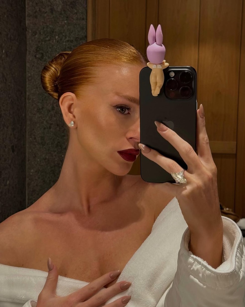 Marina Ruy Barbosa posta fotos de bastidores após Cannes: 'Antibiótico, cama e gatos' — Foto: Reprodução/Instagram