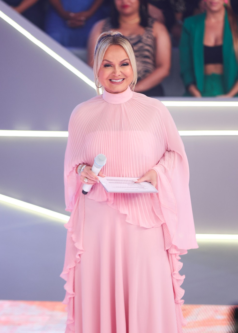 Patrícia Poeta foi recebida no palco do Teleton por Eliana e Tiago Abravanel. — Foto: Brazil News
