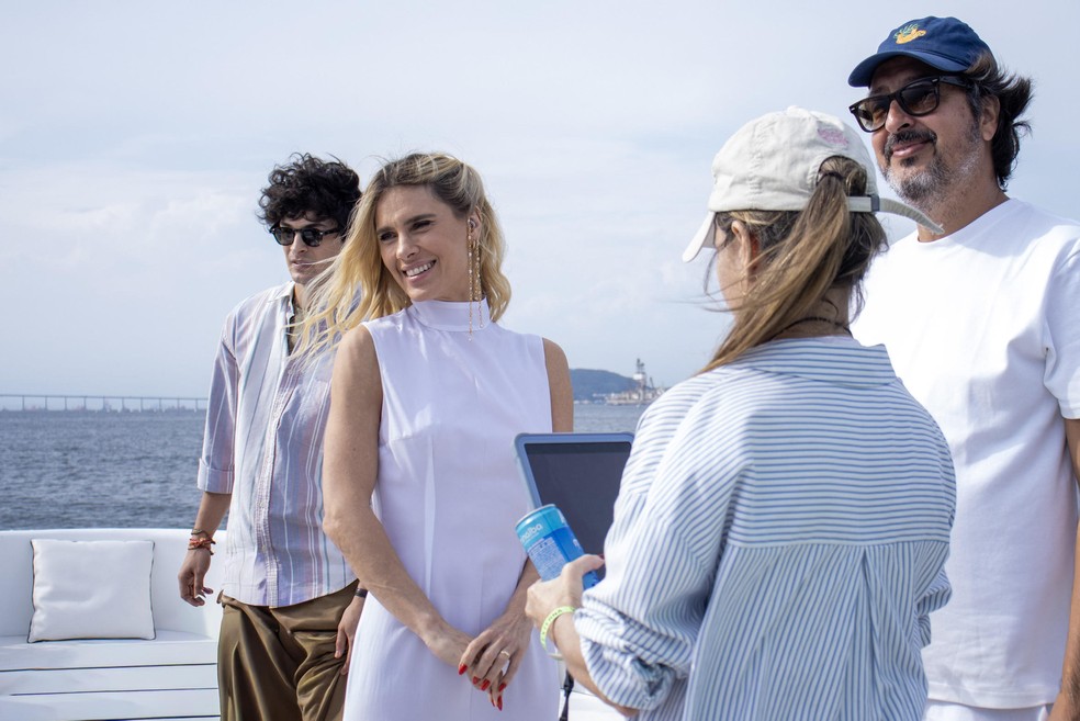 O diretor geral de Vale Tudo, Cristiano Marques, com Carolina Dieckmmann durante gravação do casamento de Marco Aurélio e Leila — Foto: Globo