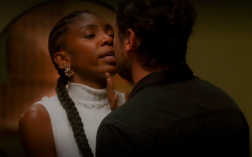 Taís (Késia) não aceita as promessas de Átila (Sergio Guizé) e termina a relação em Elas por Elas — Foto: Globo