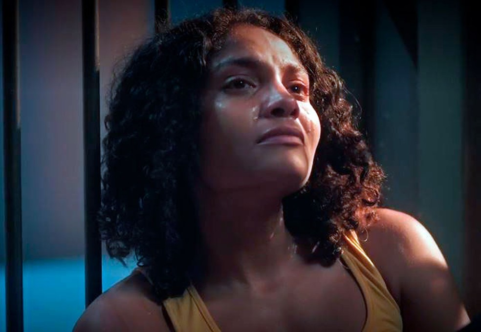 Lucinda consegue tirar Aline da cadeia em Terra e Paixão — Foto: Globo