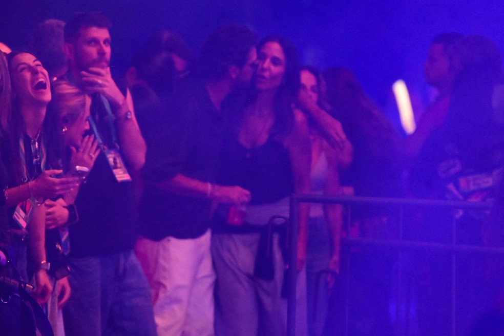 Ivete flagrada aos beijos em show — Foto: AgNews