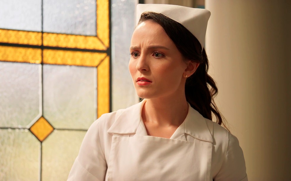 Estela (Larissa Manoela) fica perto de provar que Zulma (Heloisa Périssé) está tentando enganar Candinho (Sergio Guizé) - Êta Mundo Melhor!, — Foto: Globo