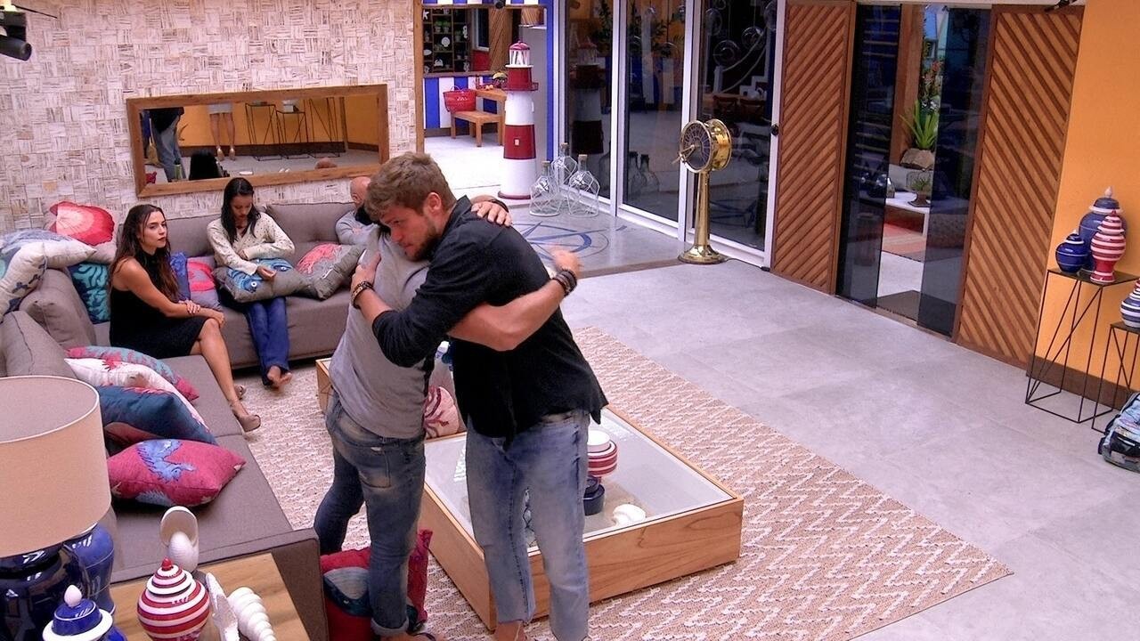 Brothers se reúnem na sala, e Breno deseja boa sorte a Kaysar e Jéssica ...