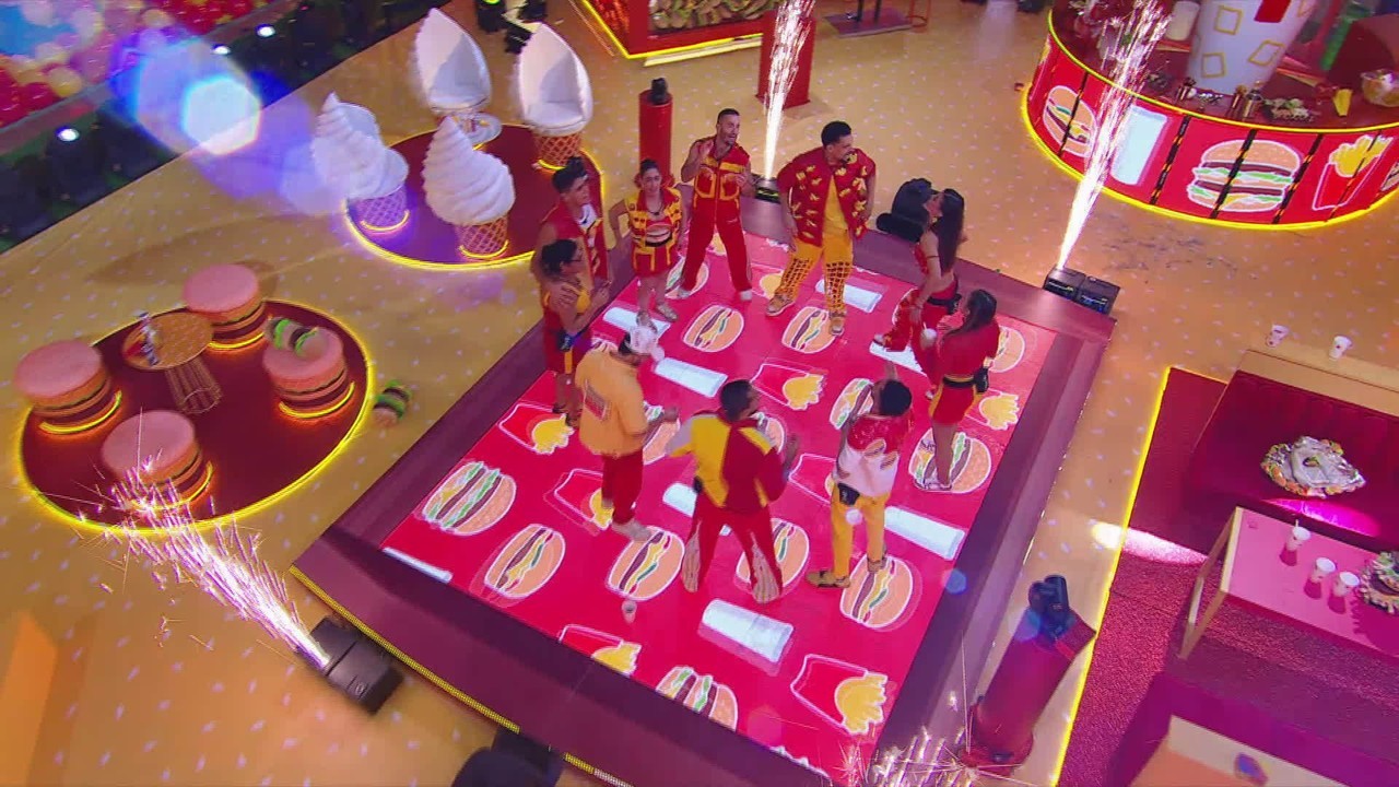 Participantes do BBB 25 cantam música tema do reality, e Vitória Strada comemora: 'É Top 10'