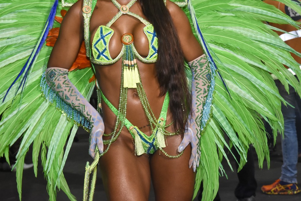 Musa do Salgueiro, Rebecca deixa tatuagem ntima  mostra e fala sobre maratona na Sapuca: 'Trs shows em 24 horas e mais um desfile'  Foto: Roberto Teixeira/gshow