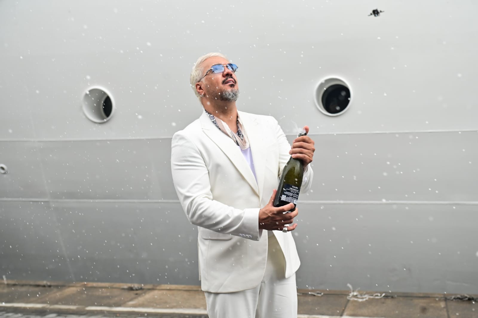 Belo retorna ao visual platinado para show em navio