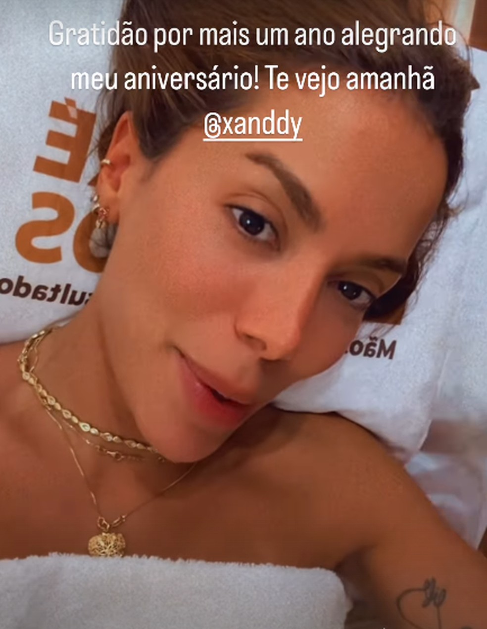 Anitta fazendo massagem — Foto: Reprodução/Instagram