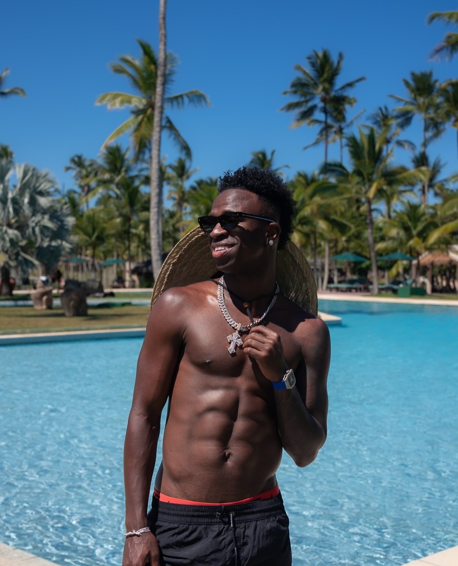 Vini Jr anuncia "volta pra casa" após férias na Bahia em voo de até R$ 610 mil; veja detalhes