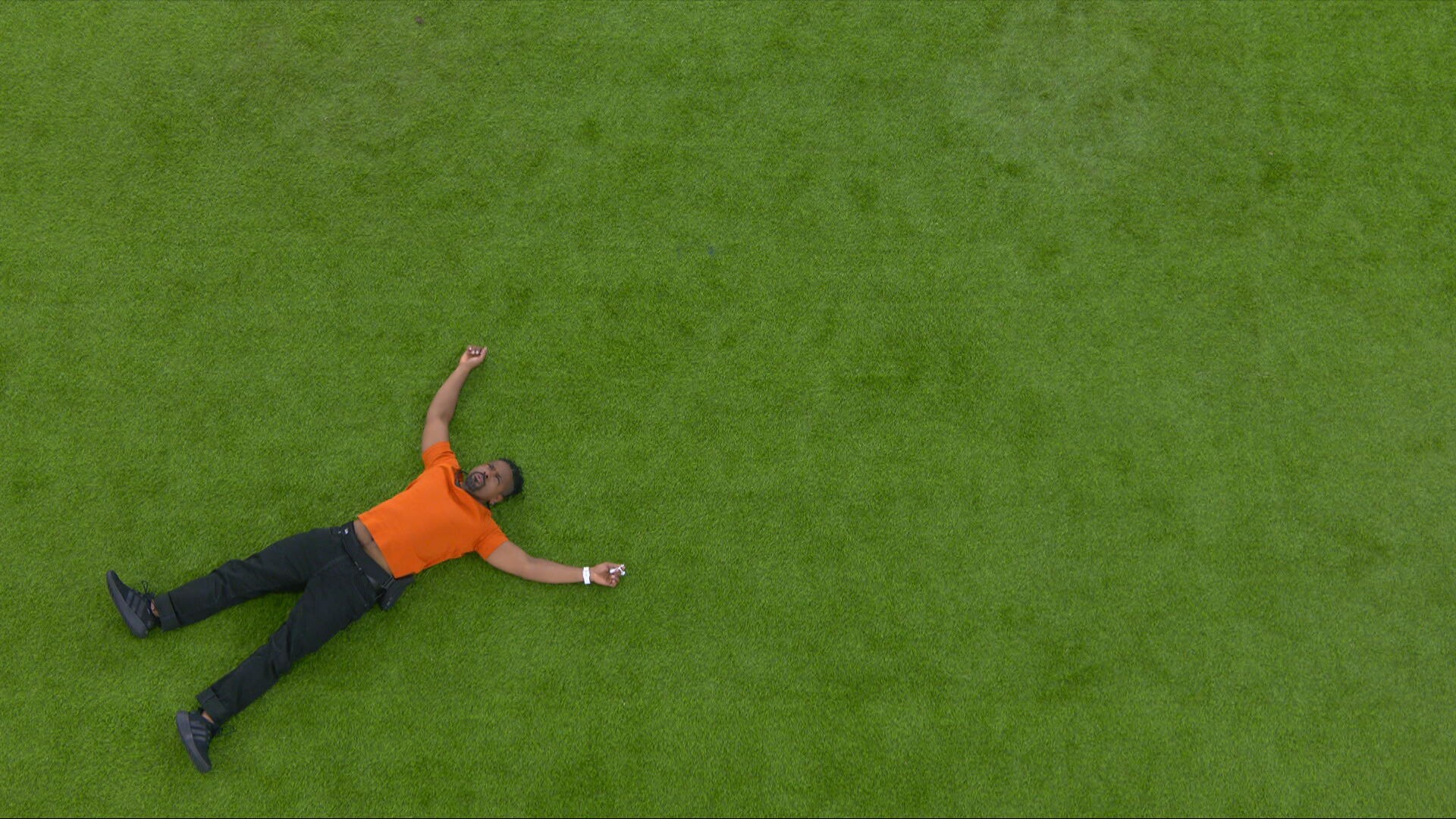 Sozinho, Leandro comemora permanência no BBB 26: 'Preciso que o coração suporte'