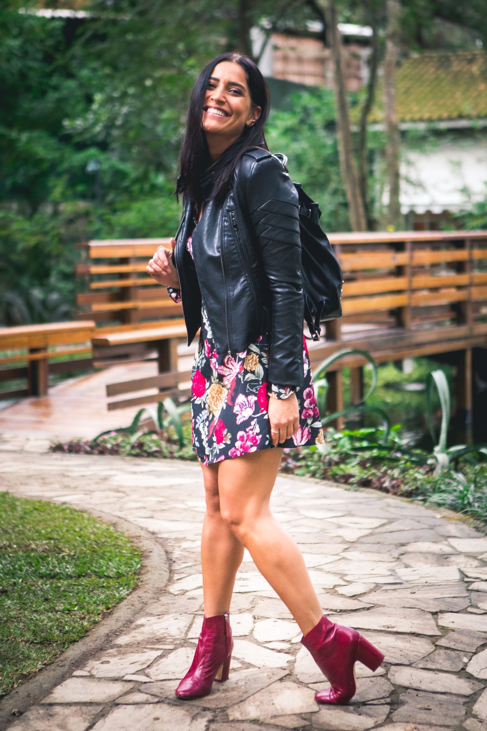 Maria Joana mostra como usar bota vermelha hit da moda no inverno