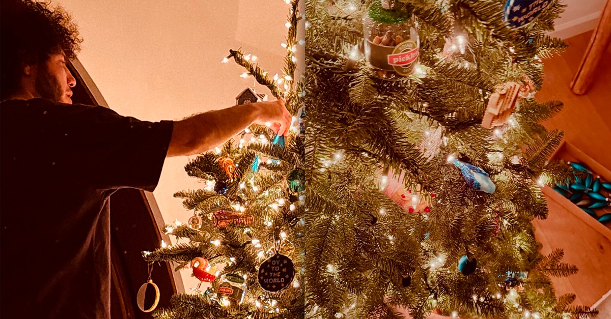 Selena Gomez e Benny Blanco montam a própria árvore de Natal e celebram: 'Primeiro como casados'