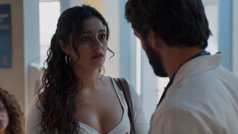 Três Graças: Gerluce se desespera com notícia sobre estado de saúde de Lígia — Foto: Globo