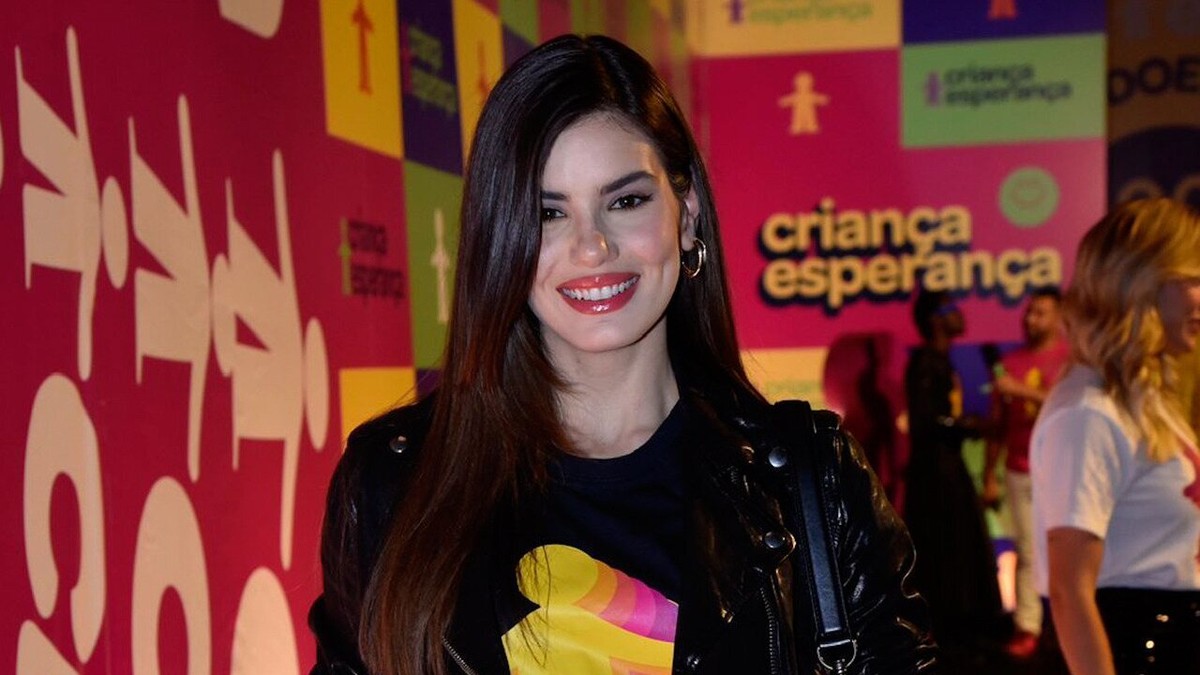 Camila Queiroz revela que conheceu Klebber Toledo no Criança Esperança TV Famosos gshow