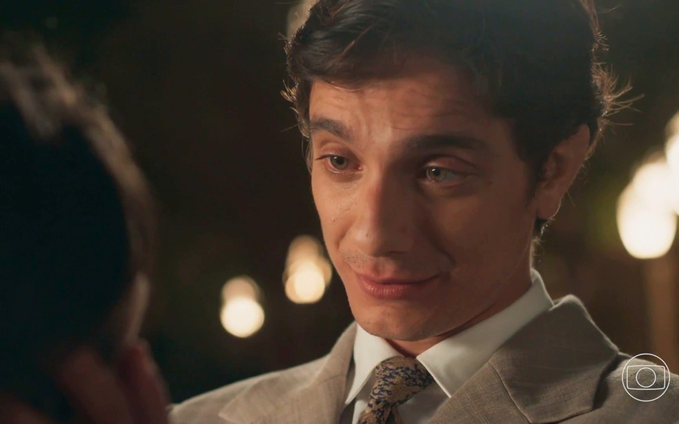 Túlio (Cadu Libonati) dica radiante com declaração de Estela (Larissa Manoela) em Êta Mundo Melhor! — Foto: Globo