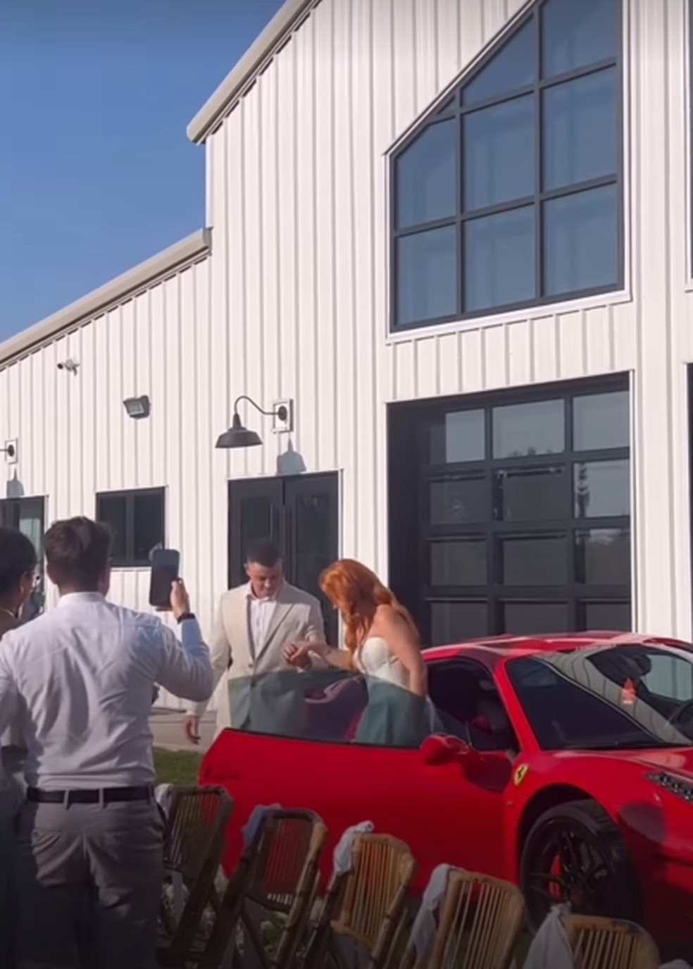 Os noivos chegaram ao casamento em uma Ferrari — Foto: Reprodução do Instagram
