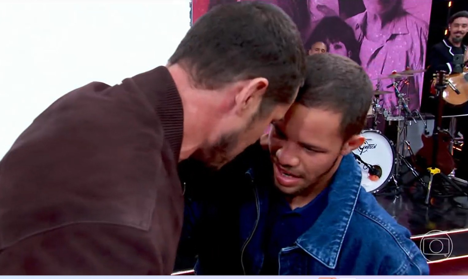 José Loreto presenteia sósia com casa própria após vídeo viralizar com  semelhança entre os dois | Gshow