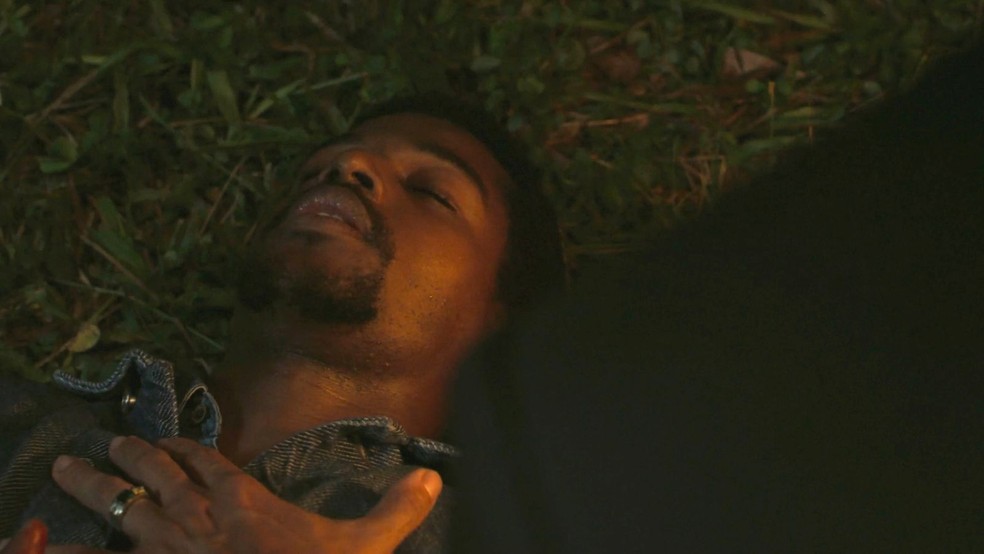 A Nobreza do Amor: bala se aloja no peito de Tonho e médico toma decisão arriscada para salvar o herói — Foto: Reprodução/TV Globo